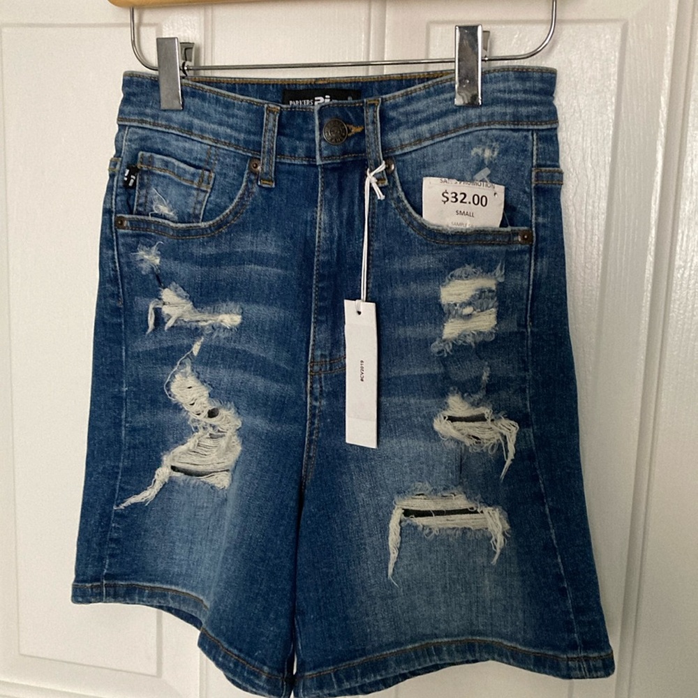 Juniors ripped Jean shorts NWT